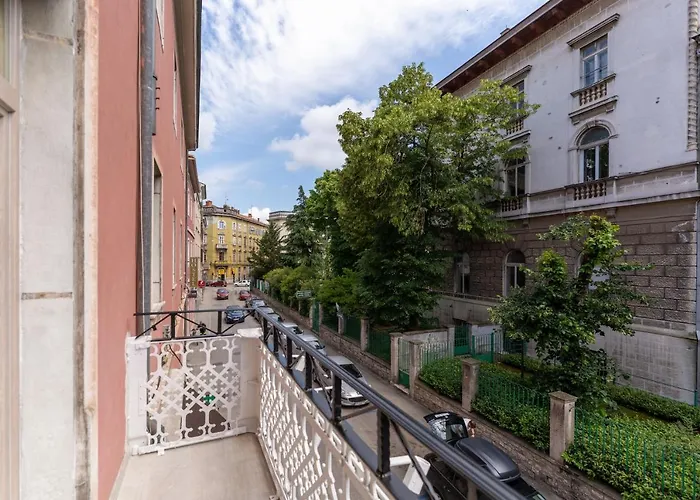 Antique אכסניה פולה