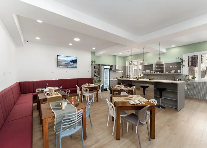 Antique אכסניה *