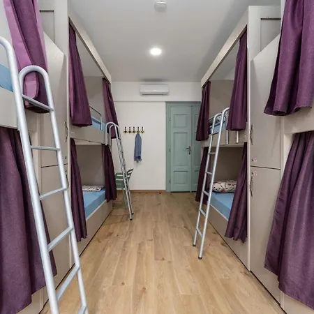 ホステル Antique プーラ