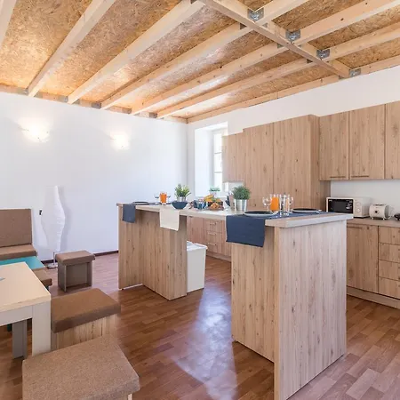 Antique ホステル プーラ