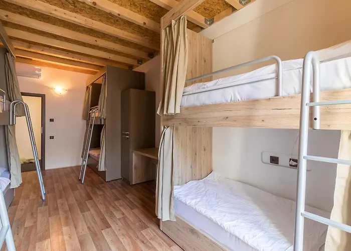 Antique Albergue Pula